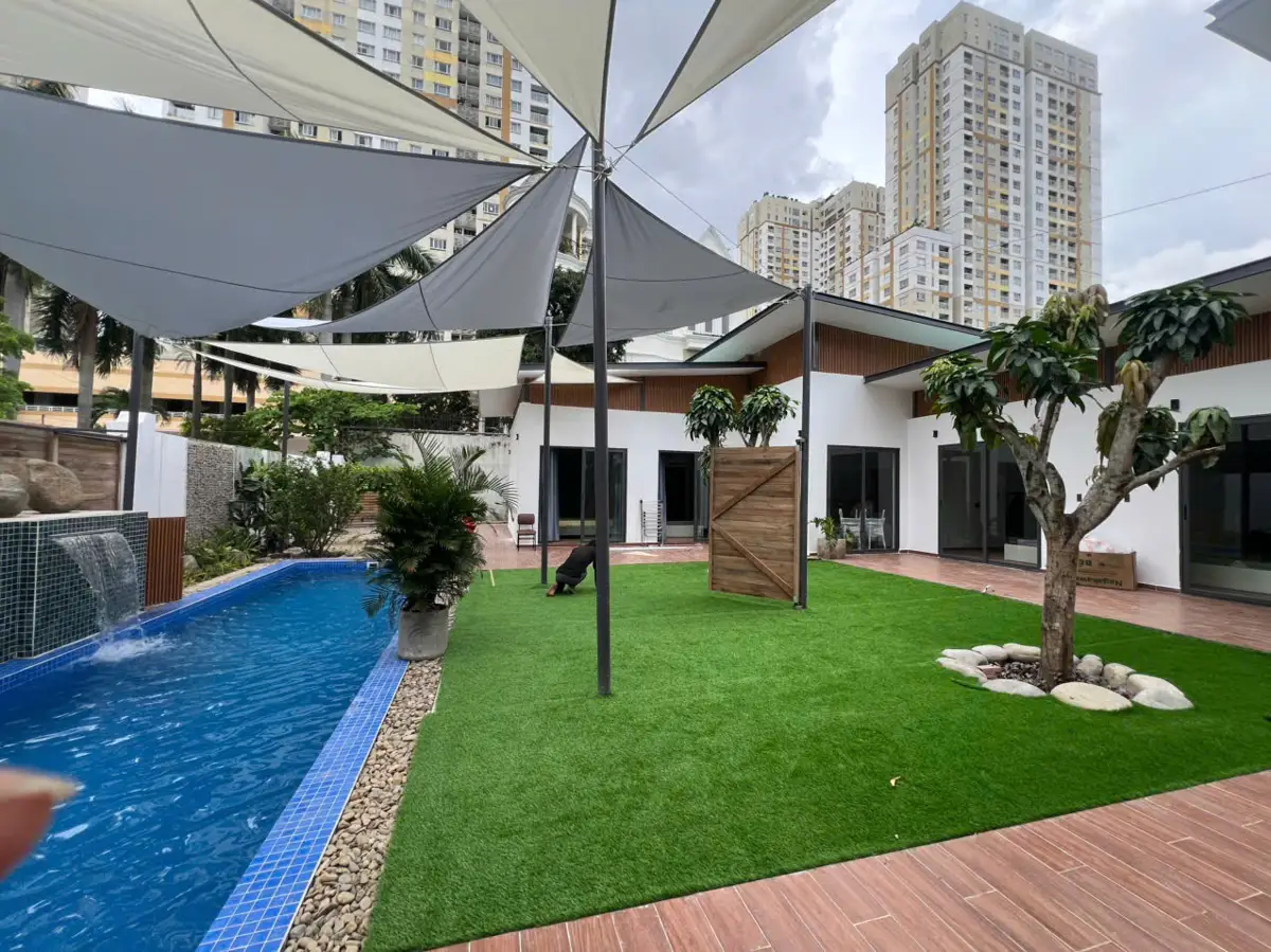 Sân vườn biệt thự cạnh hồ bơi